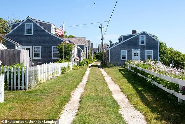 Nantucket Locals Push for Stricter Management of Crowded Sconset Bluff Walk Amid Rising Frustration Over Congestion and Privacy Concerns